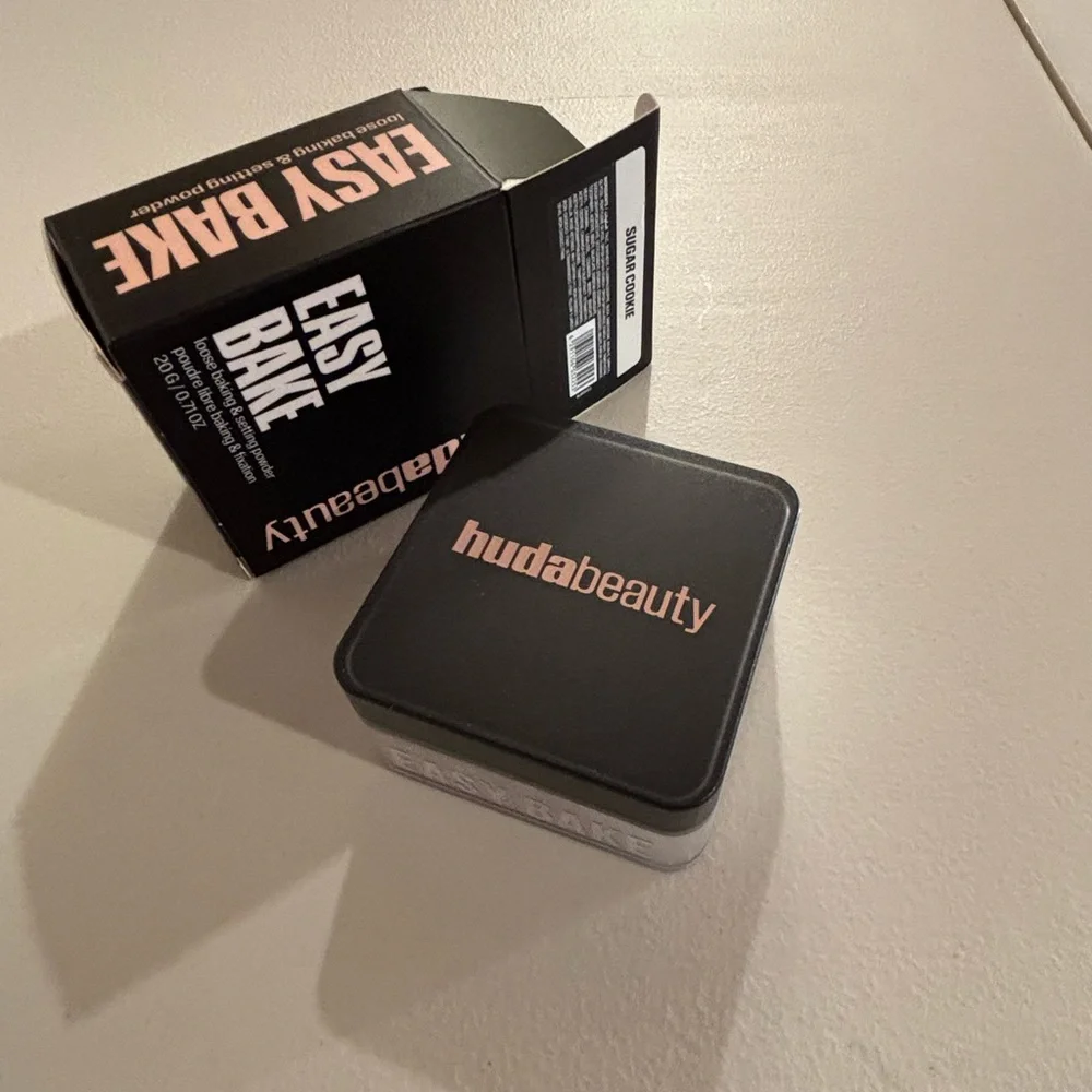 HUDA BEAUTY Easy Bake Loose Powder - Black and Pink - Picture 7 of 9